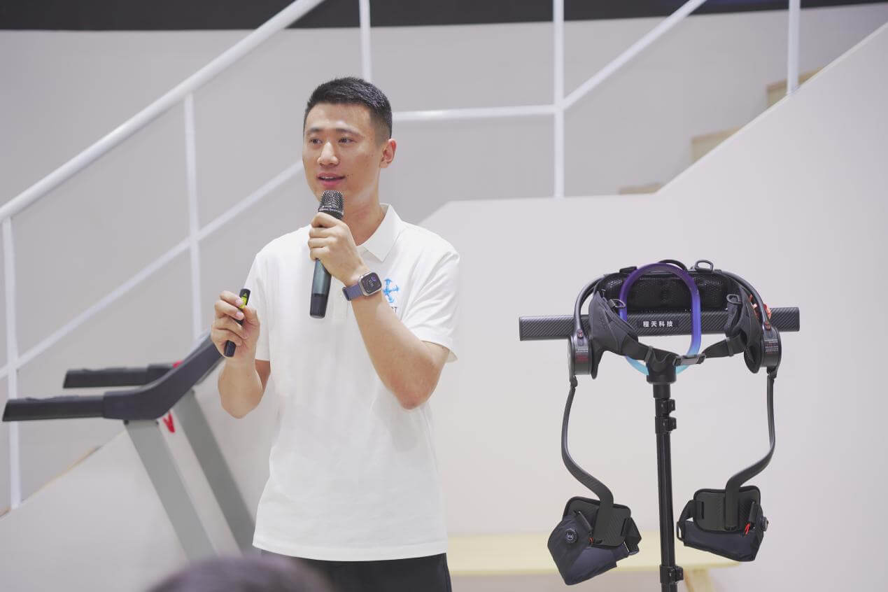 程天科技产品总监胡鑫介绍GoGo-H Pro助力外骨骼