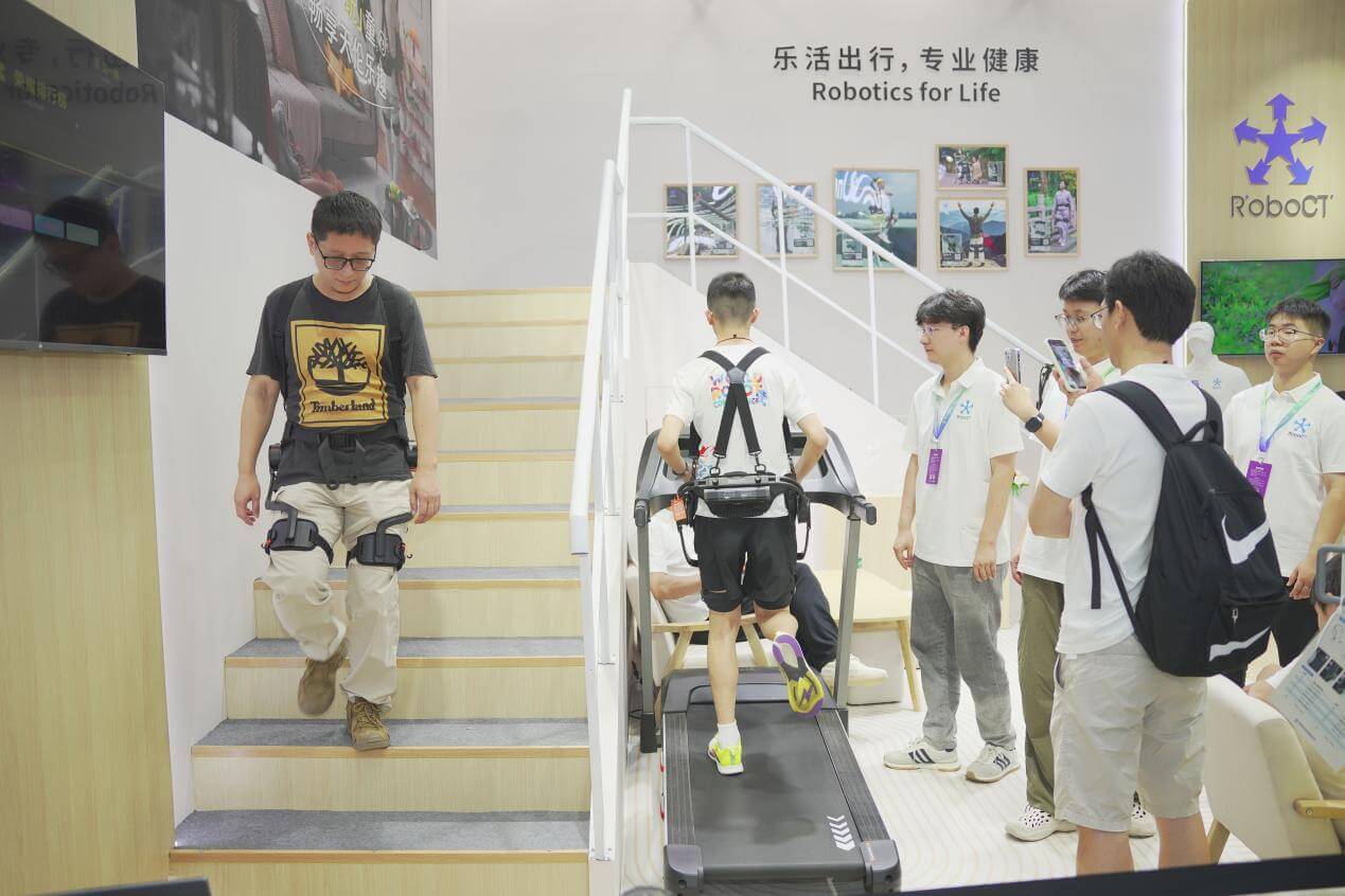 世界机器人大会程天科技展台外骨骼体验者络绎不绝